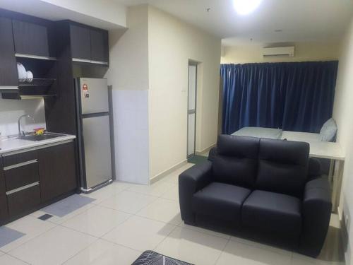 Lovely studio condo with balcony & pool @ Suria Jelutong in Bukit Jelutong