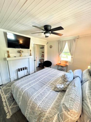 Giggling Creek Cottage - BedJet! King Sized! Gazebo, 45 Acres, Arcades, Nintendo, more thumb 2