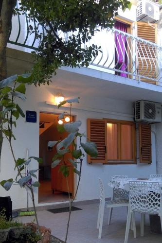 Apartments with a parking space Bol Brac - 4658 - image 2