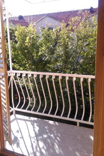 Apartments with a parking space Bol Brac - 4658 - image 3