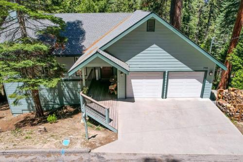 New, Spacious, 3100 sf mtn home, 6 min to Yosemite