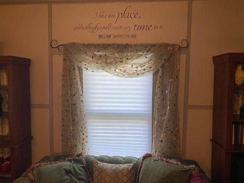 Plum Crooked Poets Cottage - Walk to Town - Luxury King Bed - Near Asheville - Excellent Wi-Fi