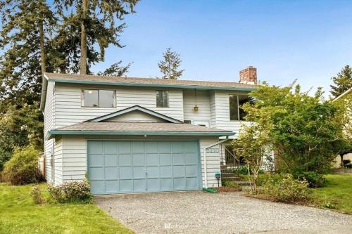 Cheerful 3-beds 3-baths home with ample parking - Accommodation - Edmonds