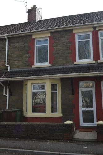 Entire 3 bedroom house near Caerphilly station 1