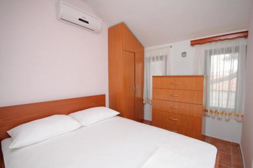 Apartments and rooms by the sea Rogoznica - 3266 in โรกอสนิก้า