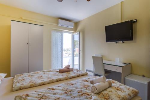 Double Room with Balcony and Sea View image 7