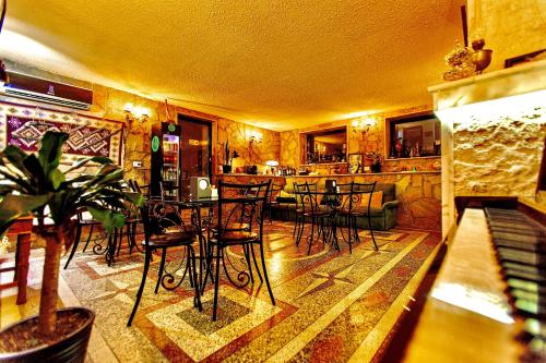 设施服务, Hotel History in 库台斯