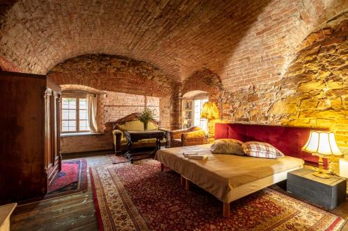 1 queen bed, 1 sofa bed