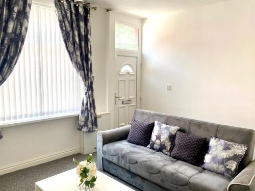 Cosy Cheerful 2 Bedrooms Near Piccadilly, Etihad Stadium Sleeps up to 5, Manchester