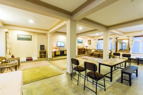 Hotel Acme Inn – Kathmandu, OH