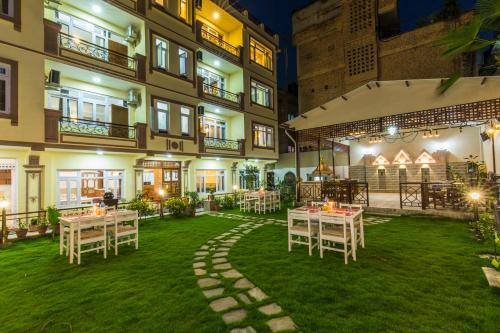 Hotel Acme Inn – Kathmandu, OH
