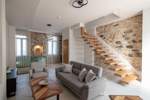Villa Samos - Renovated stone villa with private pool- 2 min from the sea! in Valeontades