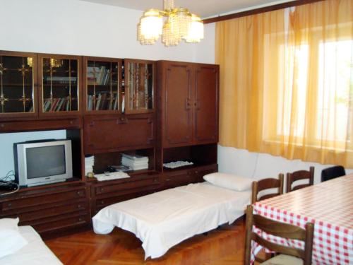 Three-Bedroom Apartment with Terrace and Sea View room in Apartments by the sea Mali Rat (Omis) - 2811