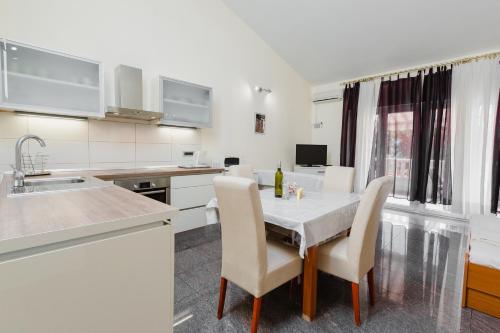 Apartments with a parking space Duce Omis - 2773 - main image