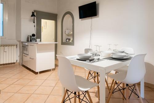 2 Rooms next to a market and Piazza Santa Croce - HomeUnity