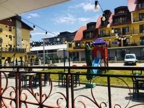 外部景觀, Three Penguins in 巴古里亞尼