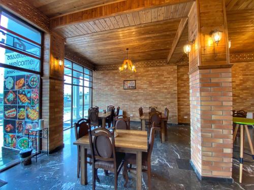 餐廳, Three Penguins in 巴古里亞尼