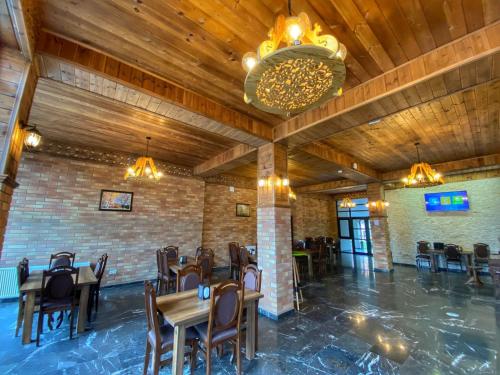 餐廳, Three Penguins in 巴古里亞尼