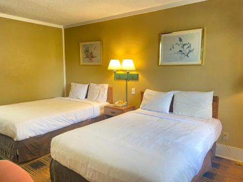 Smokies Inn - New Linens & Ultrafast WIFI - Friendliest Hospitality Guaranteed!