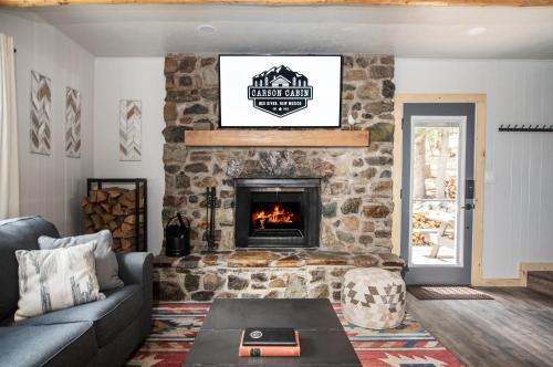 Carson Cabin - King Beds, Mountain Views, Mins to Town in Red River, USA