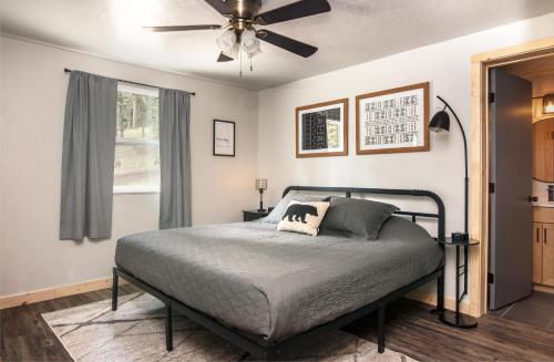 Carson Cabin - King Beds, Mountain Views, Mins to Town in Red River, USA