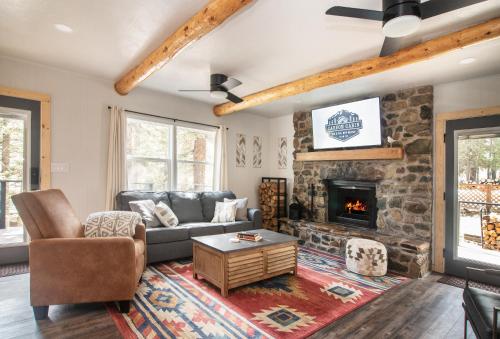 Carson Cabin - King Beds, Mountain Views, Mins to Town in Red River, USA