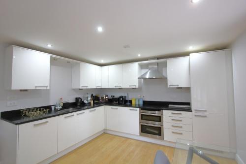 Picture of Charming 2 Bed 2 Bath Flat & Parking By Cozynest