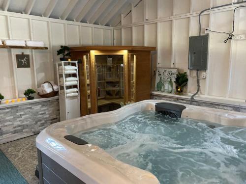 Countryside Chalet w Sauna & Hot Tub - Johnsburg