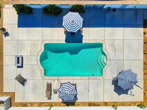 4 bdrm-Desert Oasis with HEATED POOL!