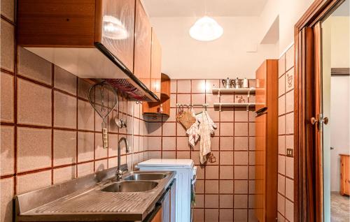 virtuve, 3 Bedroom Amazing Home In Scurcola Marsicana in Skurkola Marsikana
