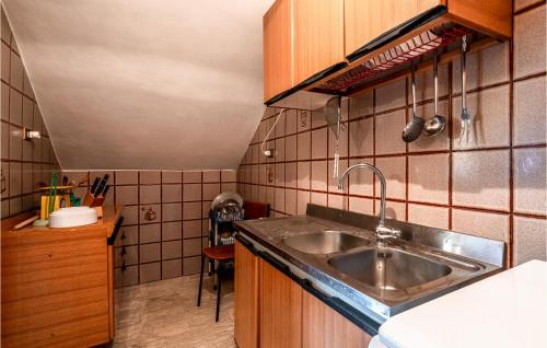 virtuve, 3 Bedroom Amazing Home In Scurcola Marsicana in Skurkola Marsikana