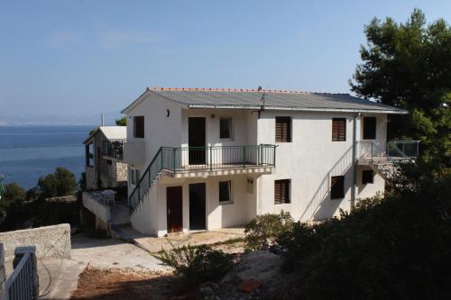 Apartments with a parking space Stomorska Solta - 5238 - image 9