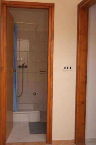 Apartments with a parking space Stomorska Solta - 5238 - image 2