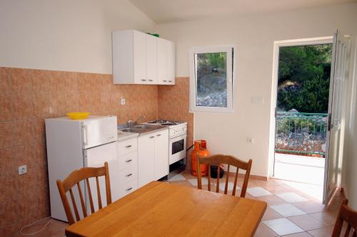 Apartments with a parking space Stomorska Solta - 5238 - image 5