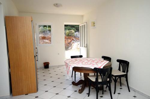 Apartments with a parking space Stomorska Solta - 5238 - image 4
