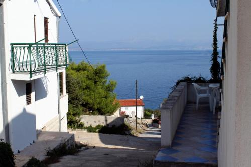 Apartments with a parking space Stomorska Solta - 5238 - image 13