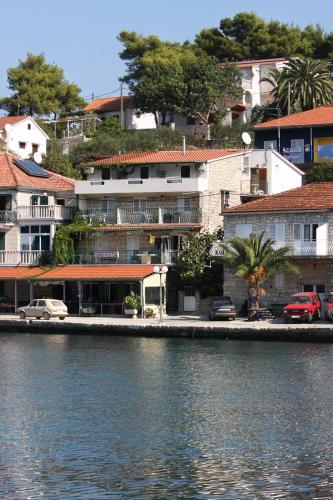  Apartments by the sea Stomorska, Solta - 5239 in Stomorska