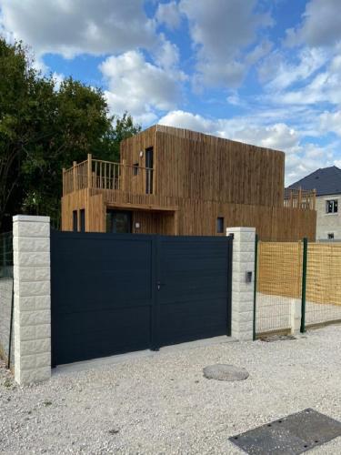 Duplex atypique en bois entre ville et verdures gîte à louer Ormes