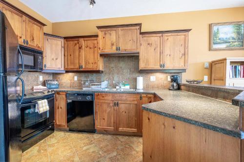 Bears Paw Chalet - Amazing Location & Ski In-Out in Big White, Canada
