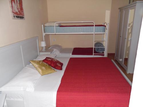 1 queen bed, 1 twin bed