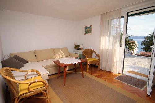 Apartments by the sea Igrane, Makarska - 5266 in 伊加勒