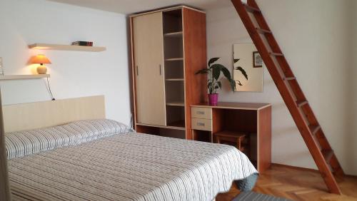 Apartments by the sea Igrane, Makarska - 5266