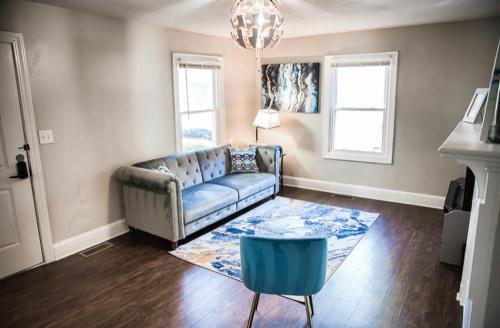 Lovely 2BR - 7 min to uptown & 5 min to the airport