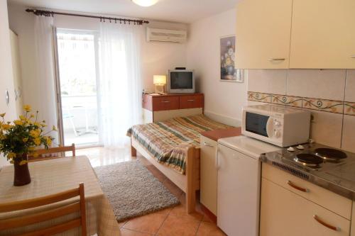 Apartments with a parking space Malinska (Krk) - 5289 - image 7