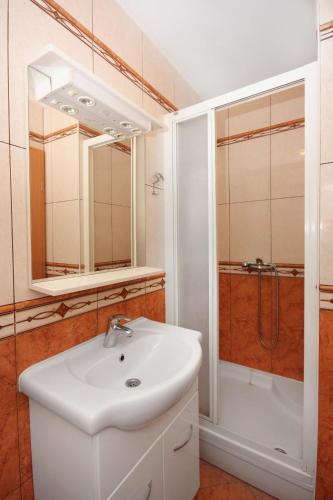 Fürdőszoba, Apartments with a parking space Malinska (Krk) - 5289 in Radići