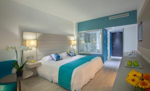 King Evelthon Beach Hotel & Resort Room Type - Superior Room with Side Sea View King Evelthon Beach Hotel & Resort Room Type - Superior Room with Side Sea View