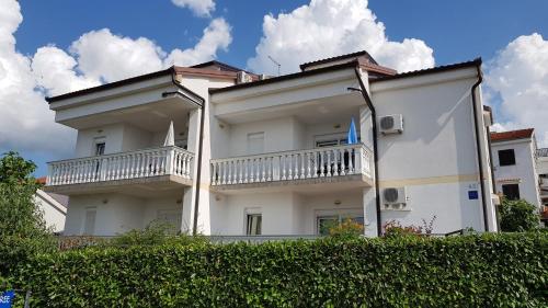 Apartments by the sea Njivice (Krk) - 5296 - Njivice
