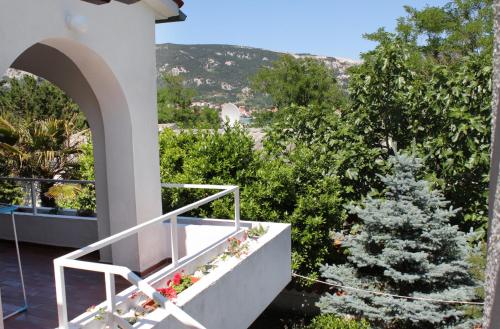 Apartments with a parking space Baska Krk - 5430 - image 2