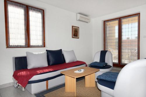 Apartments with a parking space Malinska (Krk) - 5397 in 米爾澤堤奇