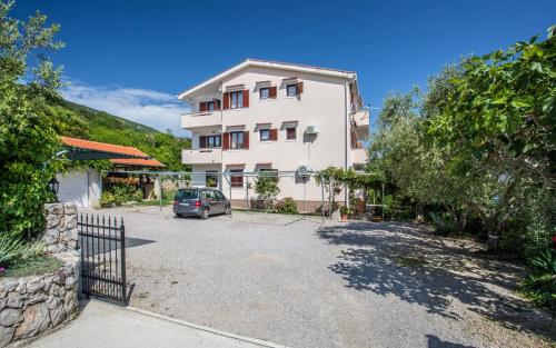 Apartments with a swimming pool Baska, Krk - 5354